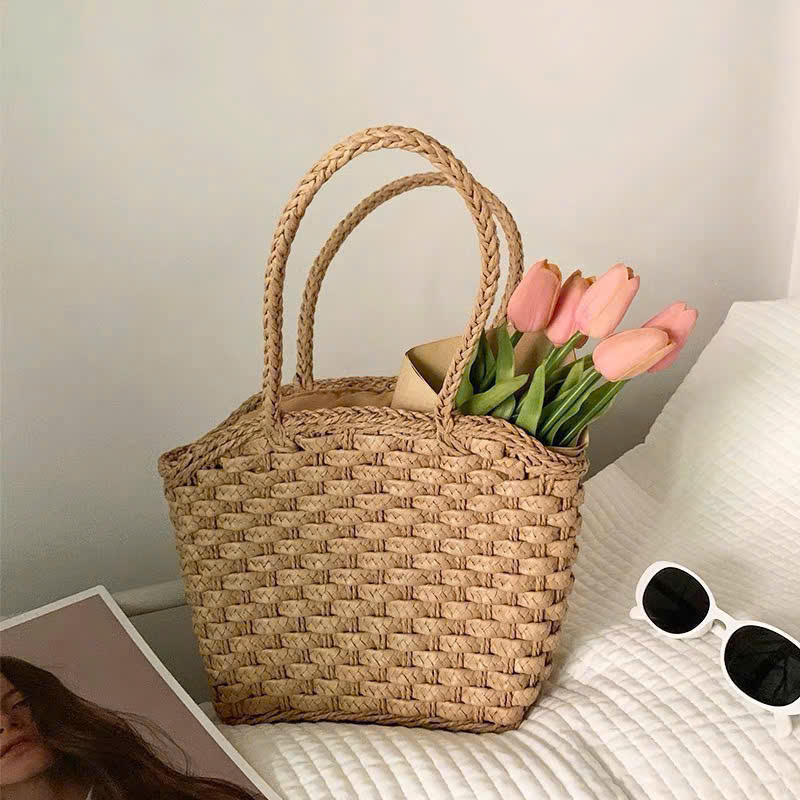With the holiday season approaching, handwoven Vietnamese crafts offer a compelling gift choice.