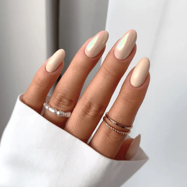 Oval-Nails-–-Soft_-Feminine-_-Graceful